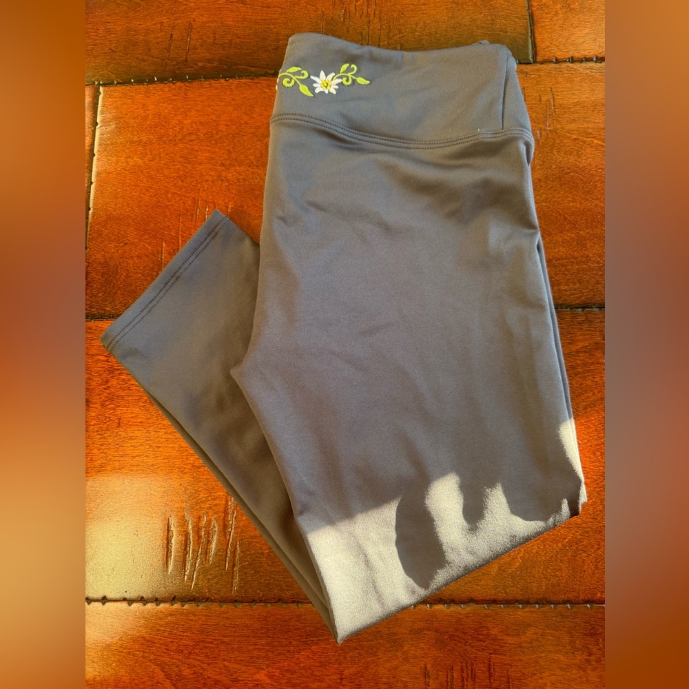 Alp n Rock gray capri leggings. Size 1/ small. Brand new with tags